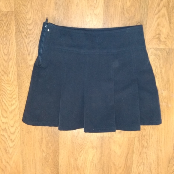 3/$15 Girls pleated skirt - Picture 2 of 3